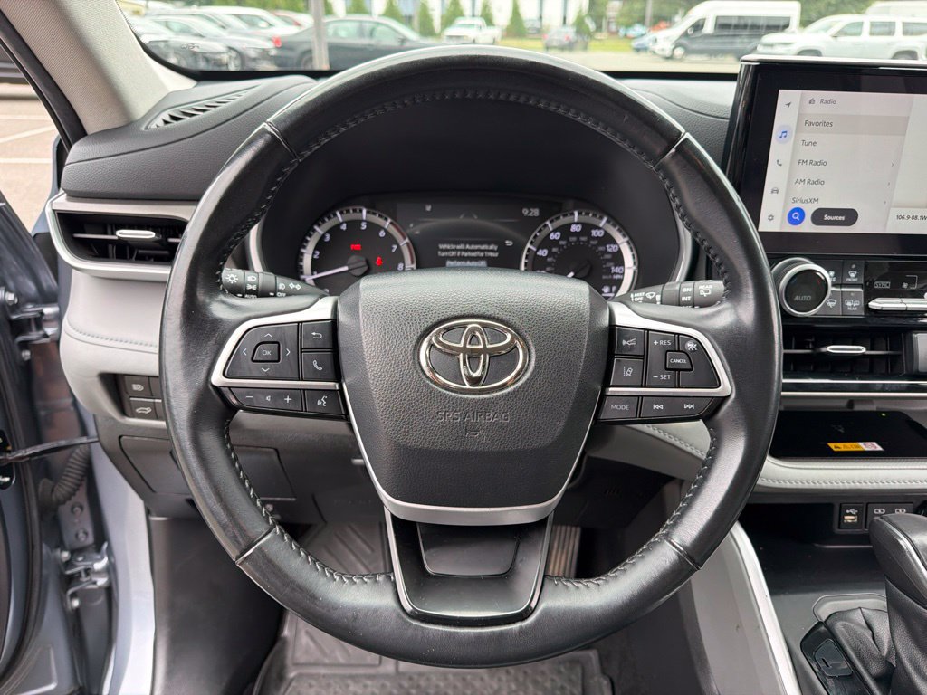 Used 2024 Toyota Highlander XLE AWD/4WD image 15