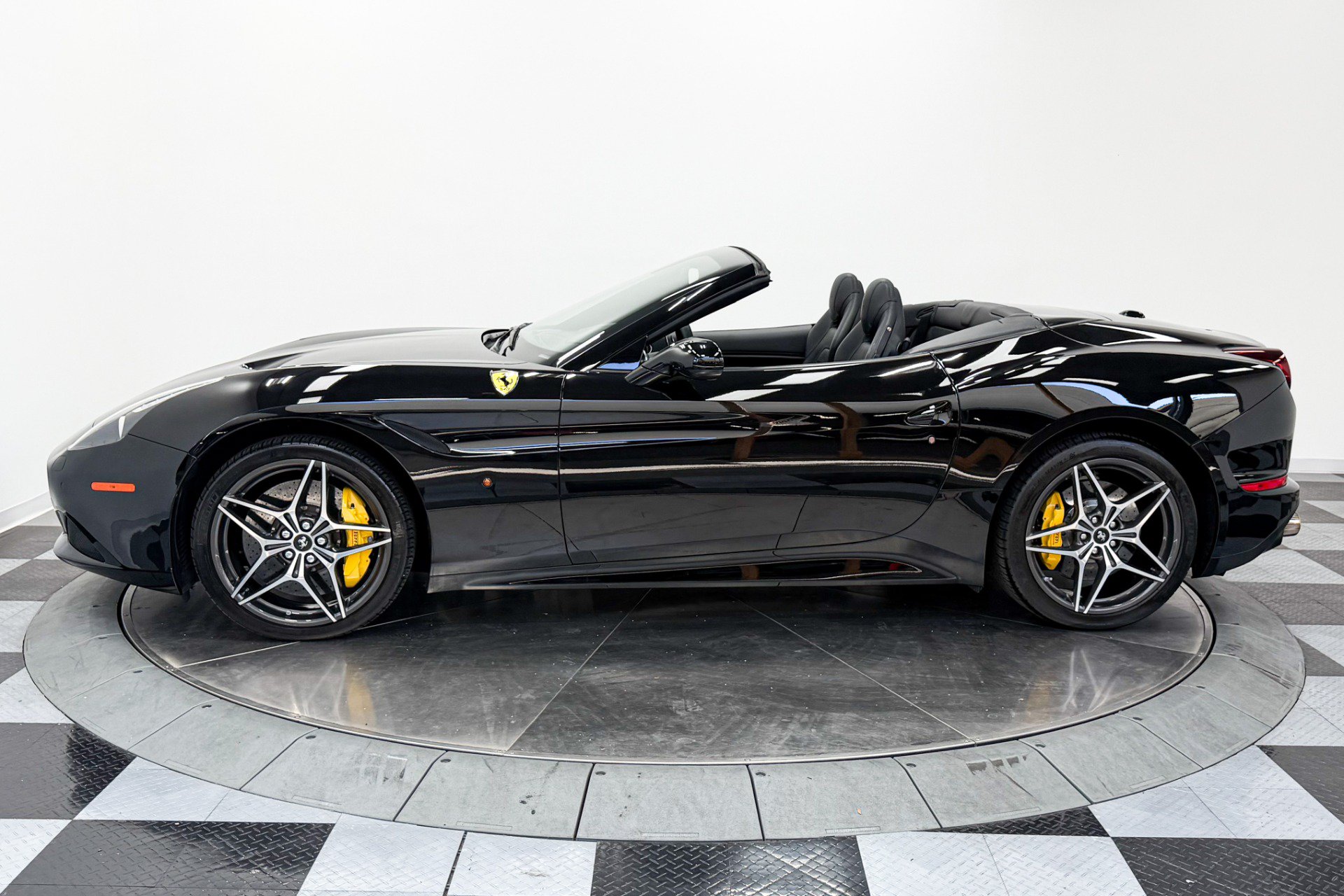 Used 2016 Ferrari California T RWD image 6