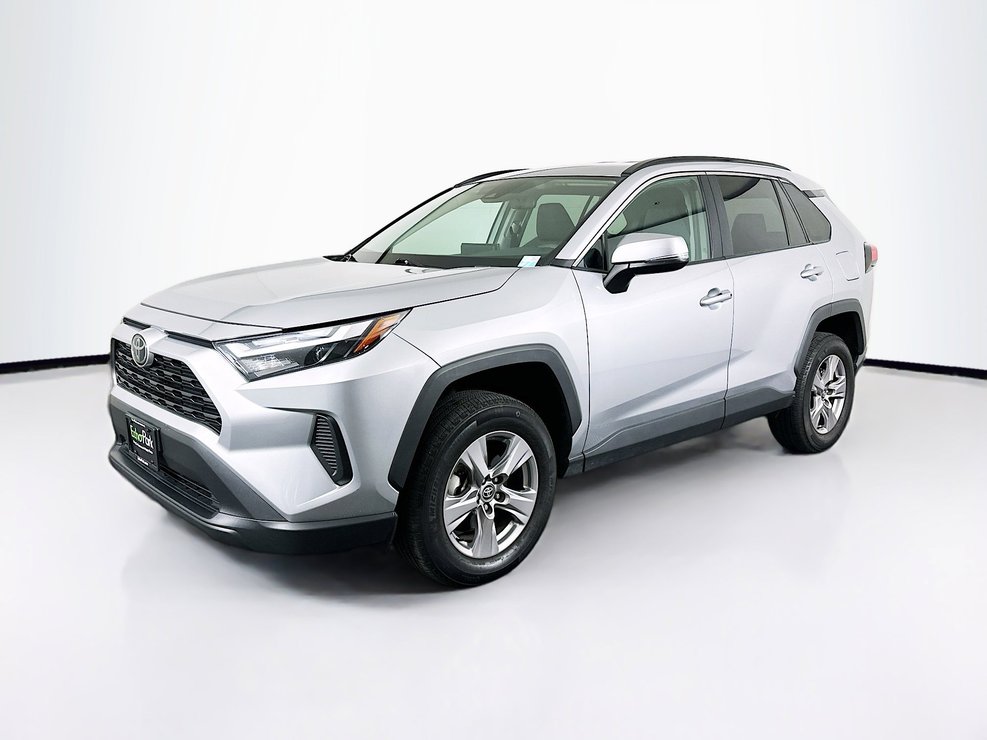 Used 2025 Toyota RAV4 XLE FWD image 3