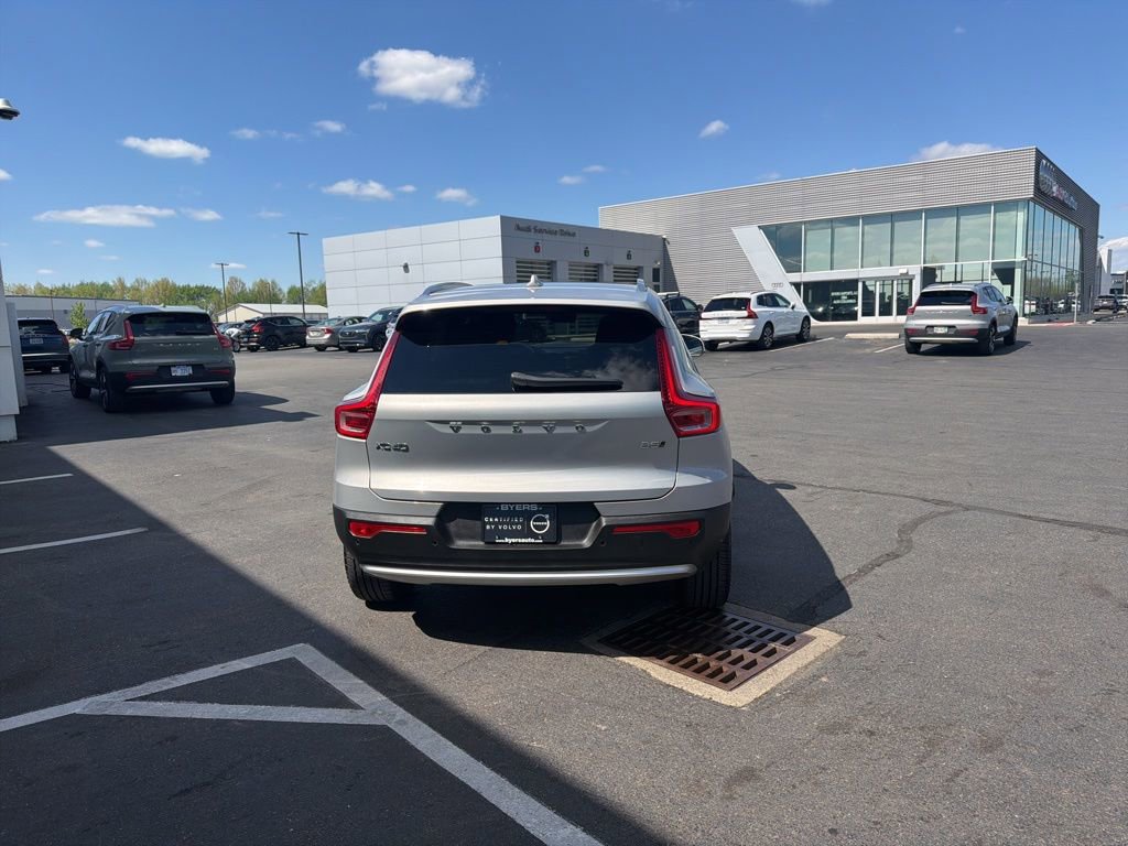 Used 2025 Volvo XC40 B5 Plus image 3