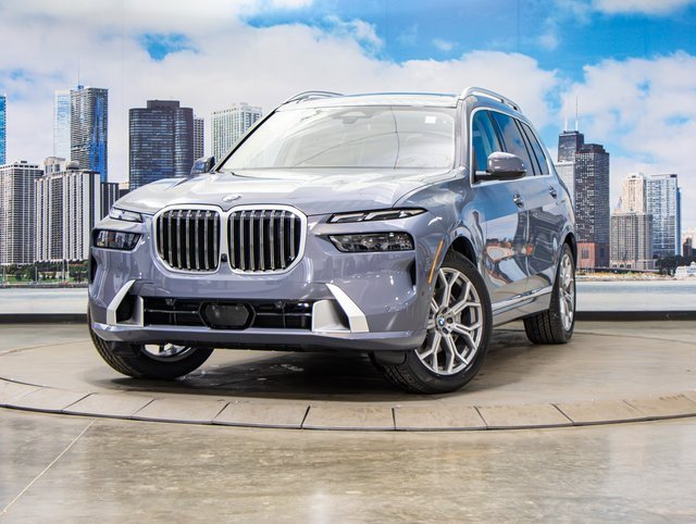 Used 2025 BMW X7 xDrive40i w/ Premium Package image 2