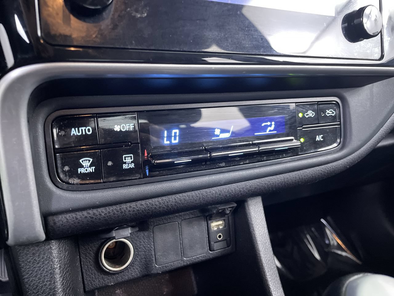 Used 2018 Toyota Corolla LE FWD image 16