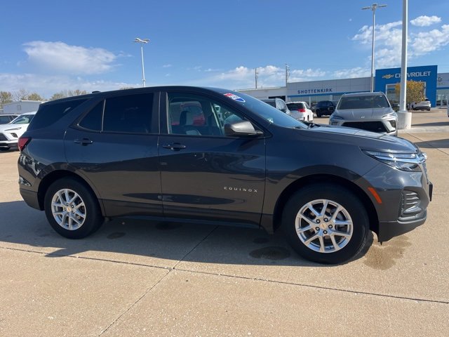 Used 2022 Chevrolet Equinox LS w/ LS Convenience Package image 2
