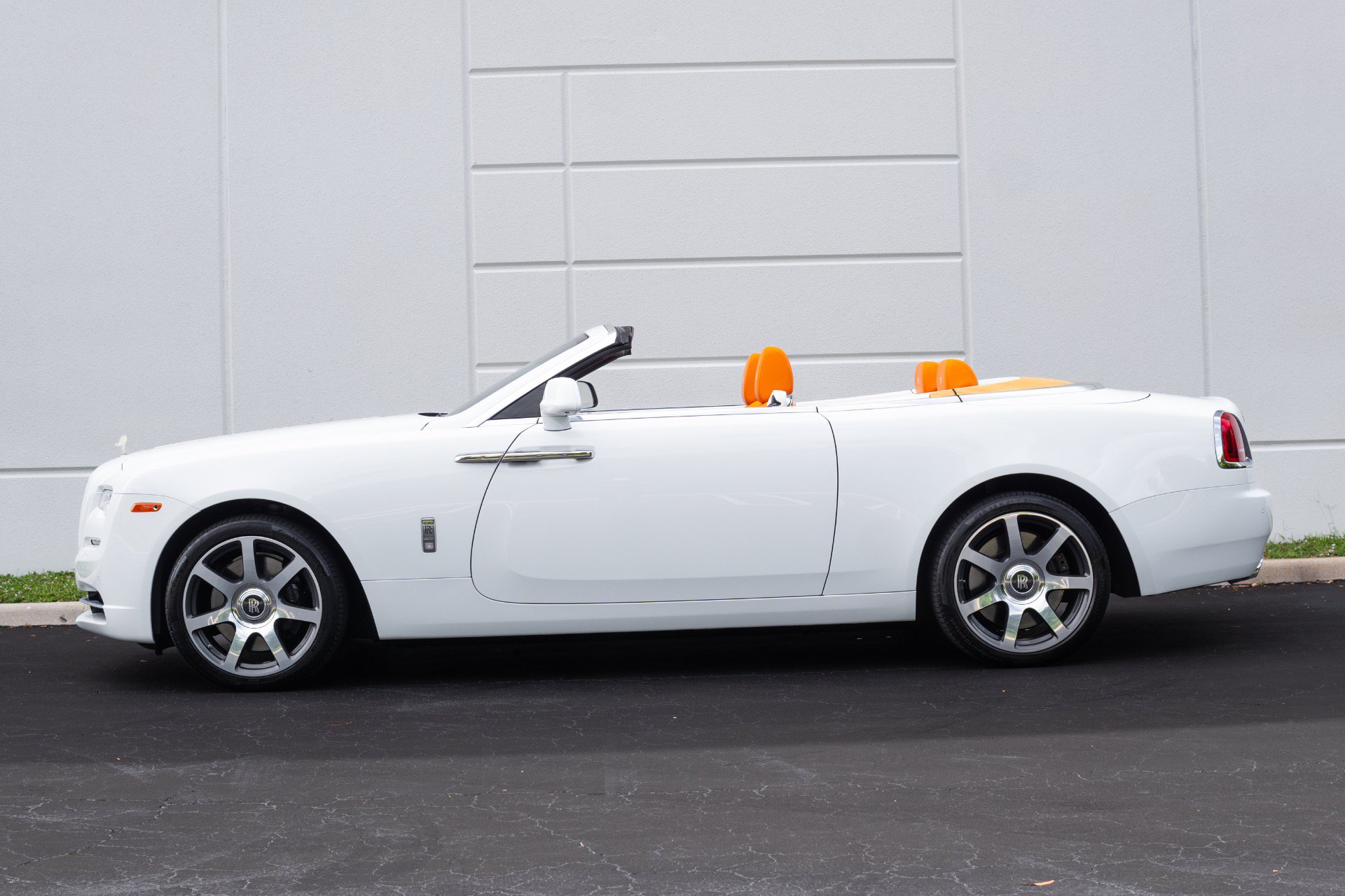 Used 2017 Rolls-Royce Dawn RWD image 33
