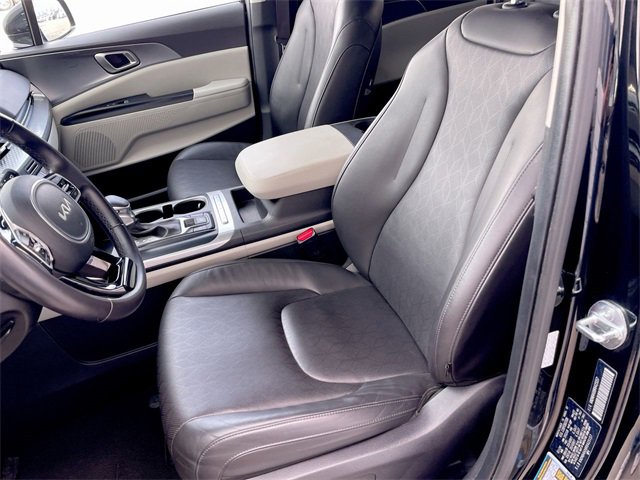 Used 2024 Kia Carnival LX image 11