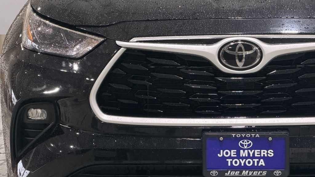 Used 2024 Toyota Highlander LE FWD image 4