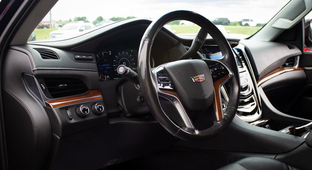 Used 2018 Cadillac Escalade Luxury AWD/4WD image 2