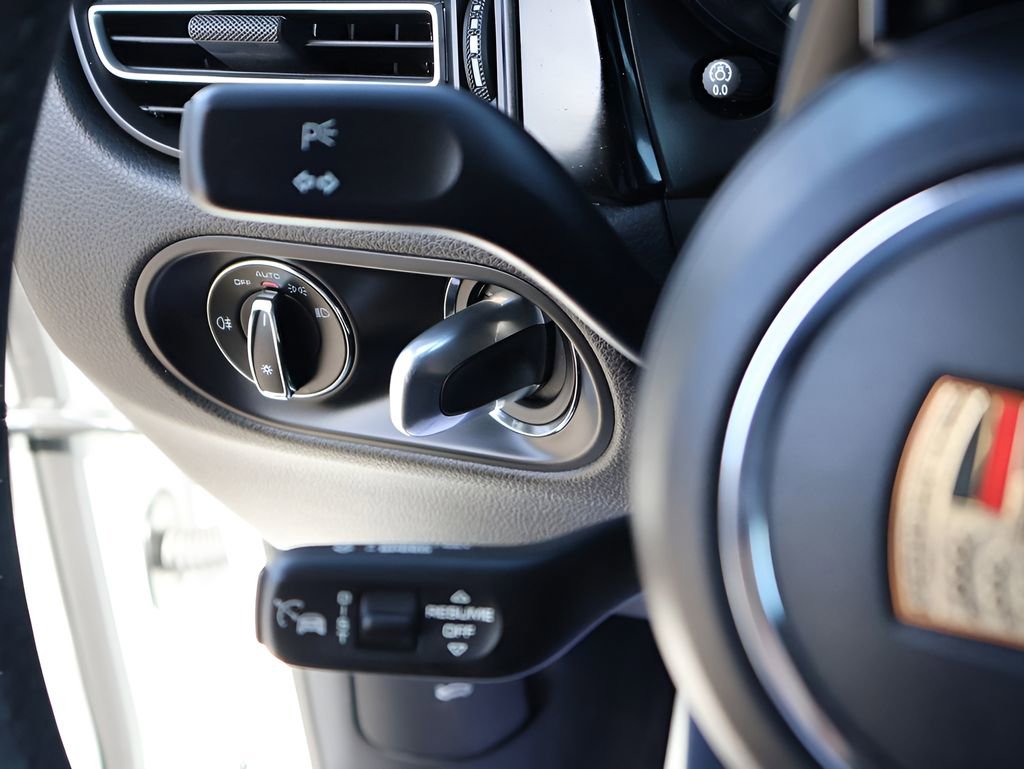 Used 2025 Porsche Macan image 31