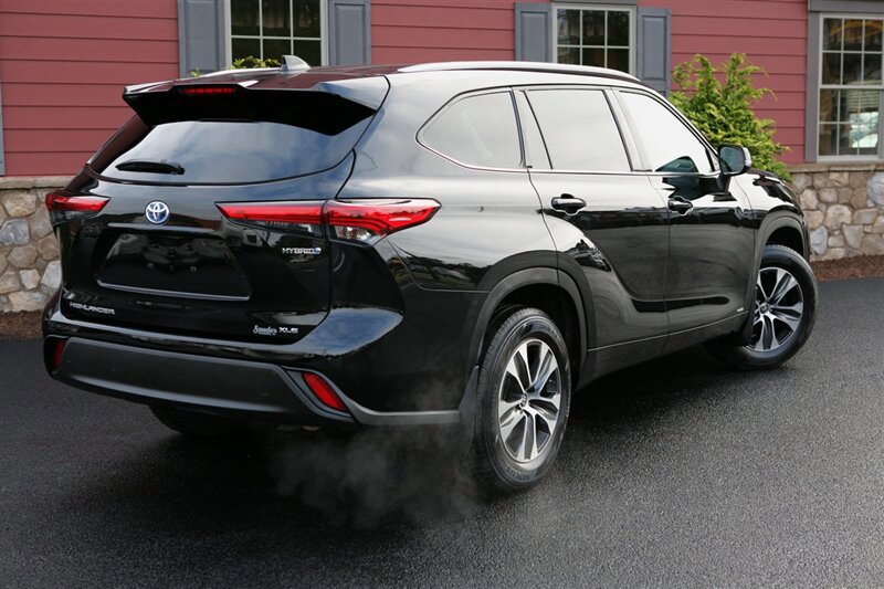 Used 2022 Toyota Highlander XLE image 5