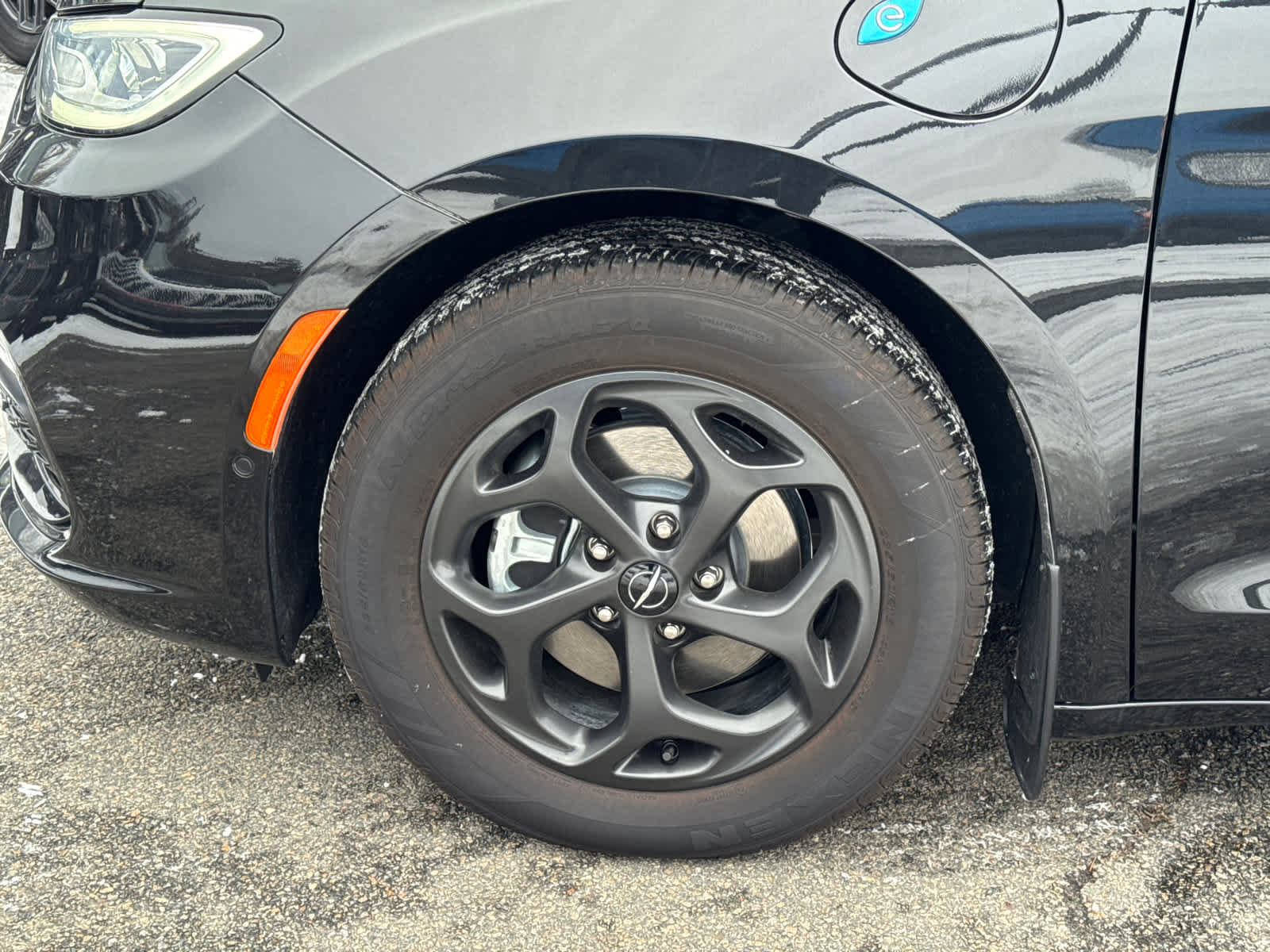 Used 2023 Chrysler Pacifica Limited w/ Uconnect Theater Family Group image 10