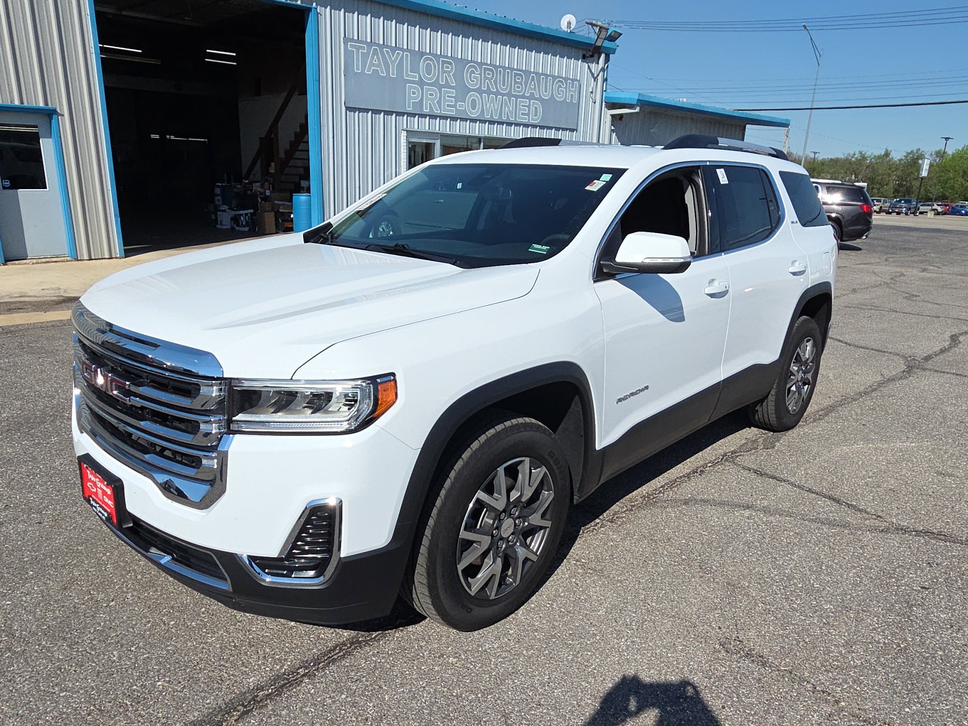 Used 2023 GMC Acadia SLE w/ Driver Convenience Package image 3