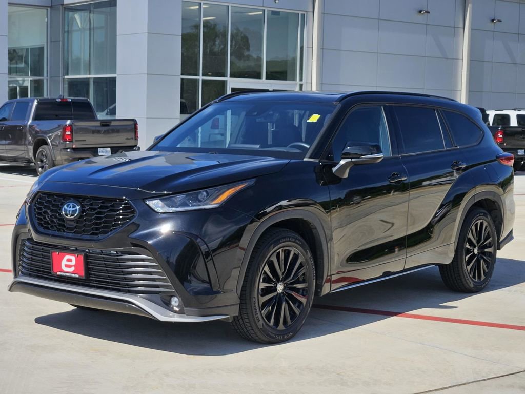 Used 2023 Toyota Highlander XSE FWD image 3