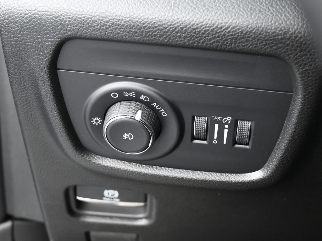 New 2025 Jeep Grand Cherokee Limited w/ Trailer Tow Package image 37