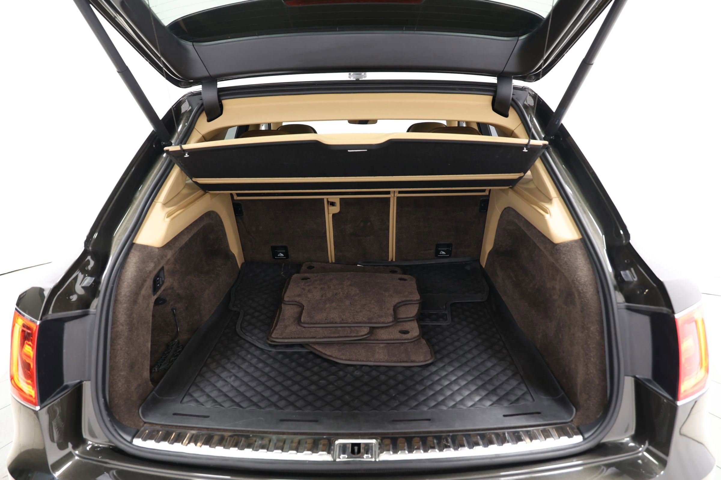 Used 2018 Bentley Bentayga AWD/4WD image 76