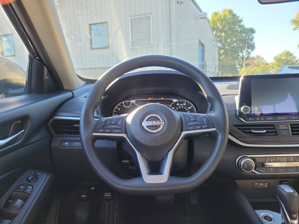Used 2025 Nissan Altima 2.5 SV FWD image 12