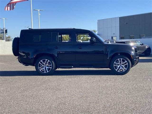 New 2025 Land Rover Defender 130 X-Dynamic SE image 17