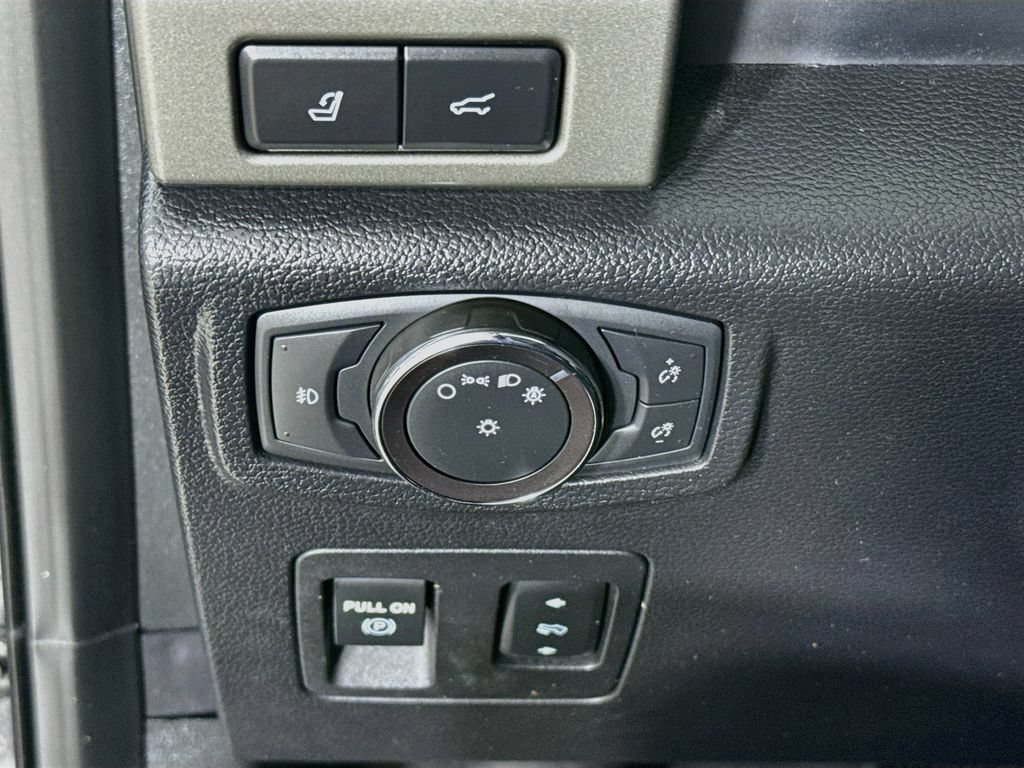 Used 2018 Ford Expedition XLT w/ Equipment Group 202A AWD/4WD image 12