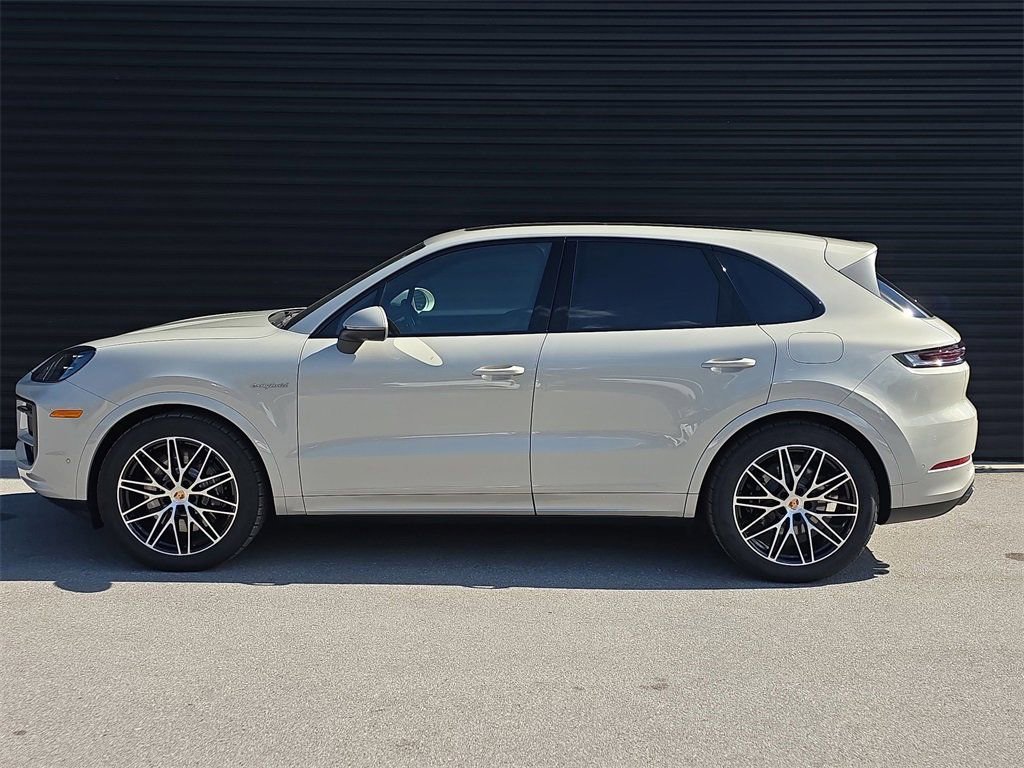Certified 2025 Porsche Cayenne E-Hybrid image 2