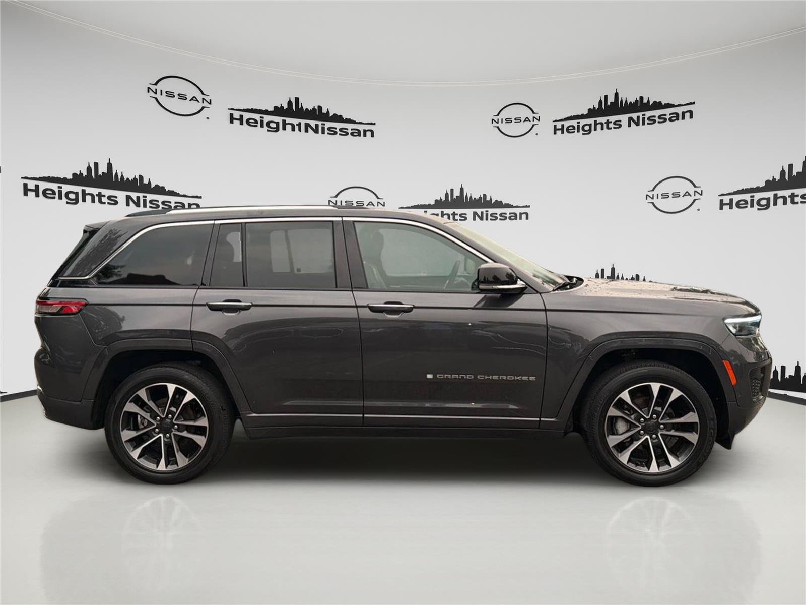 Used 2023 Jeep Grand Cherokee Overland AWD/4WD image 6