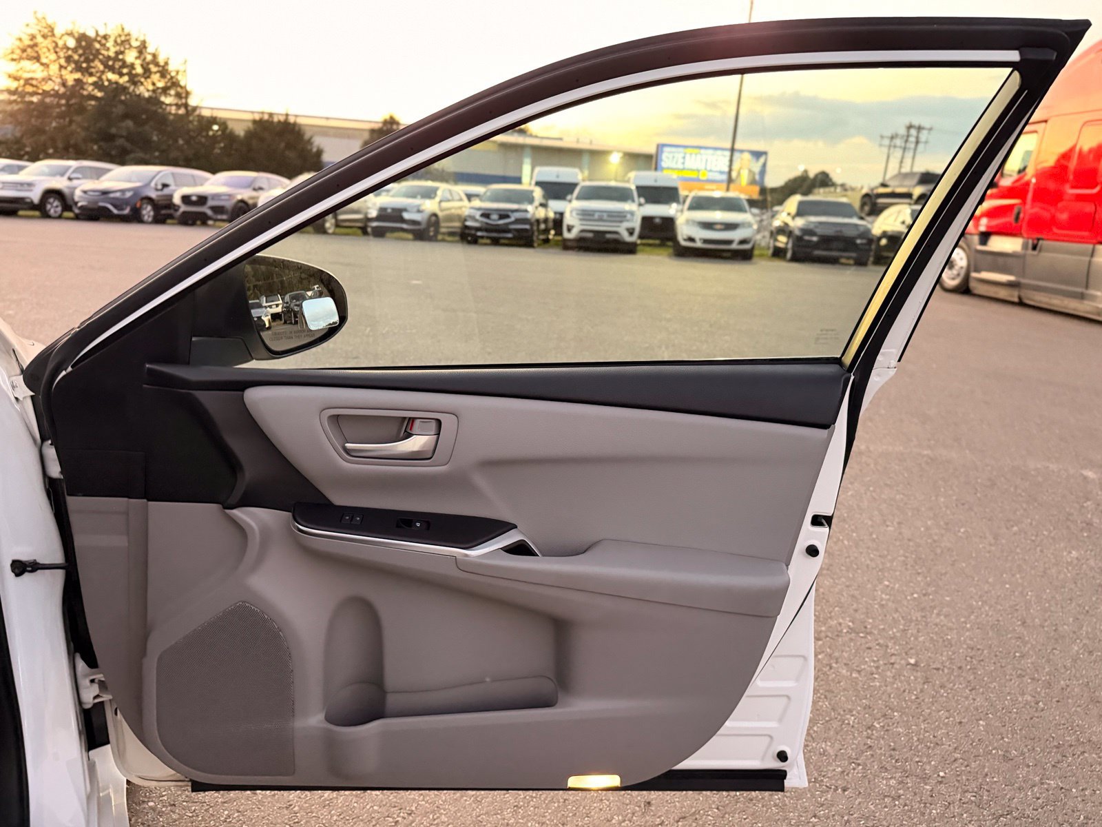 Used 2016 Toyota Camry SE FWD image 21