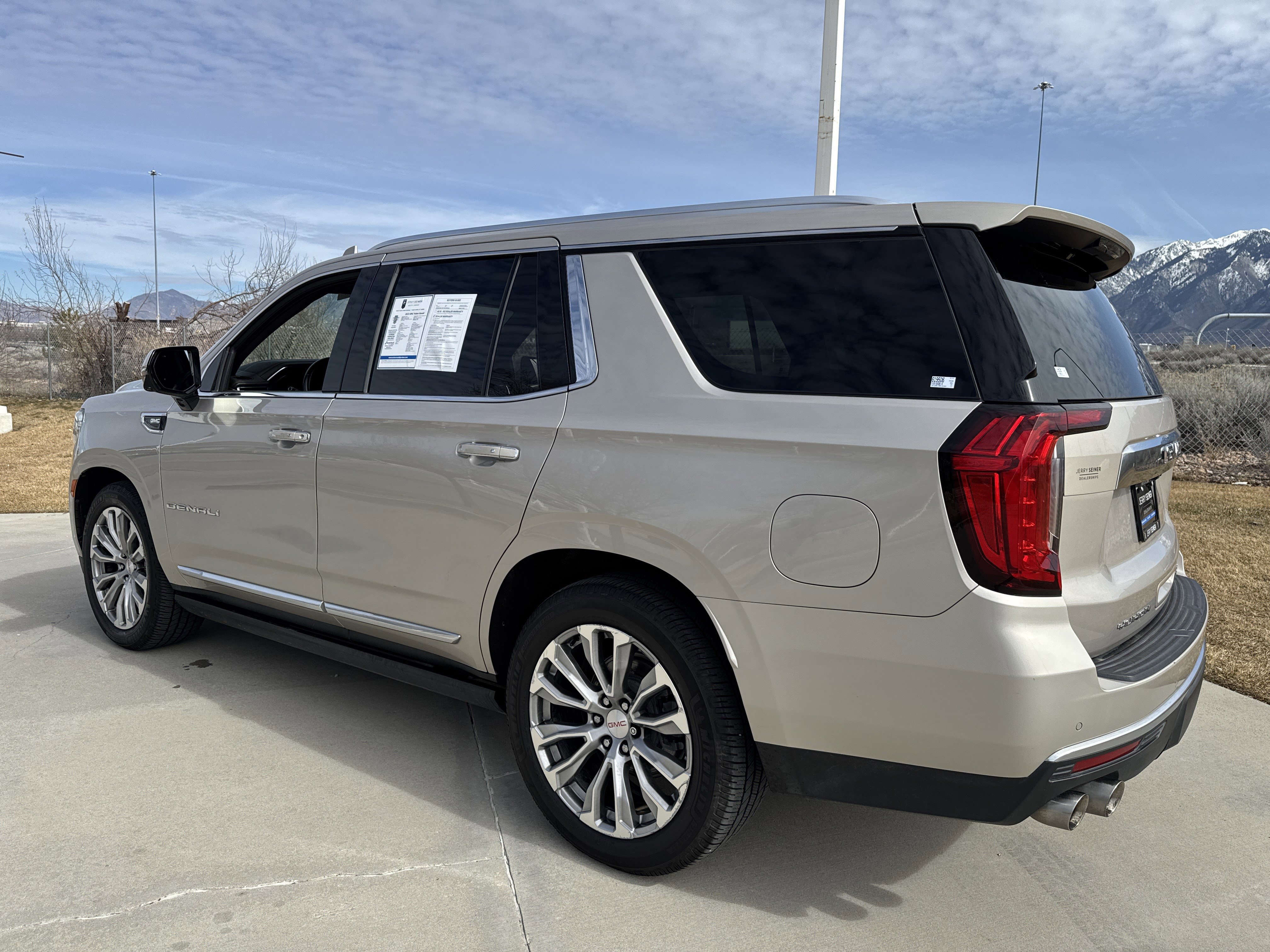 Used 2022 GMC Yukon Denali w/ Denali Ultimate Package image 3