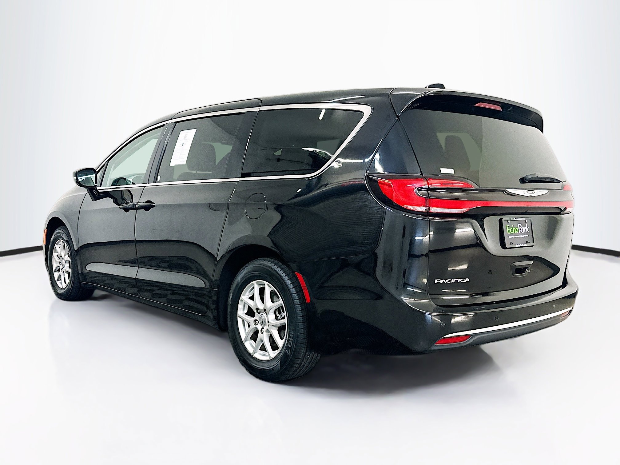 Used 2024 Chrysler Pacifica Touring-L FWD image 5