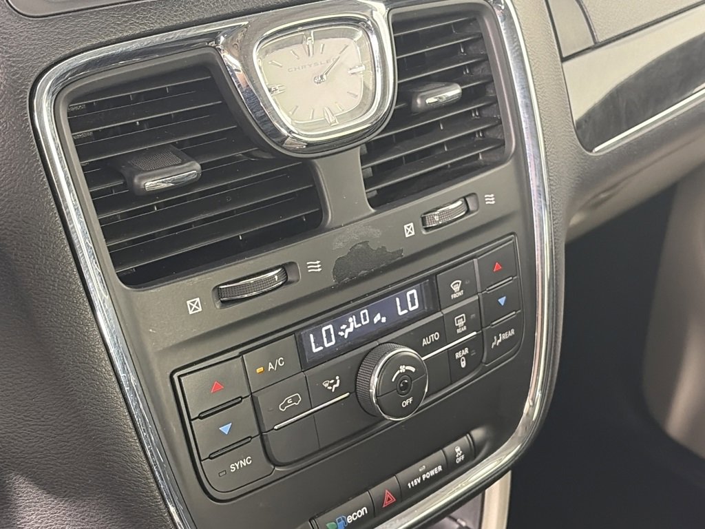 Used 2015 Chrysler Town & Country Touring image 20