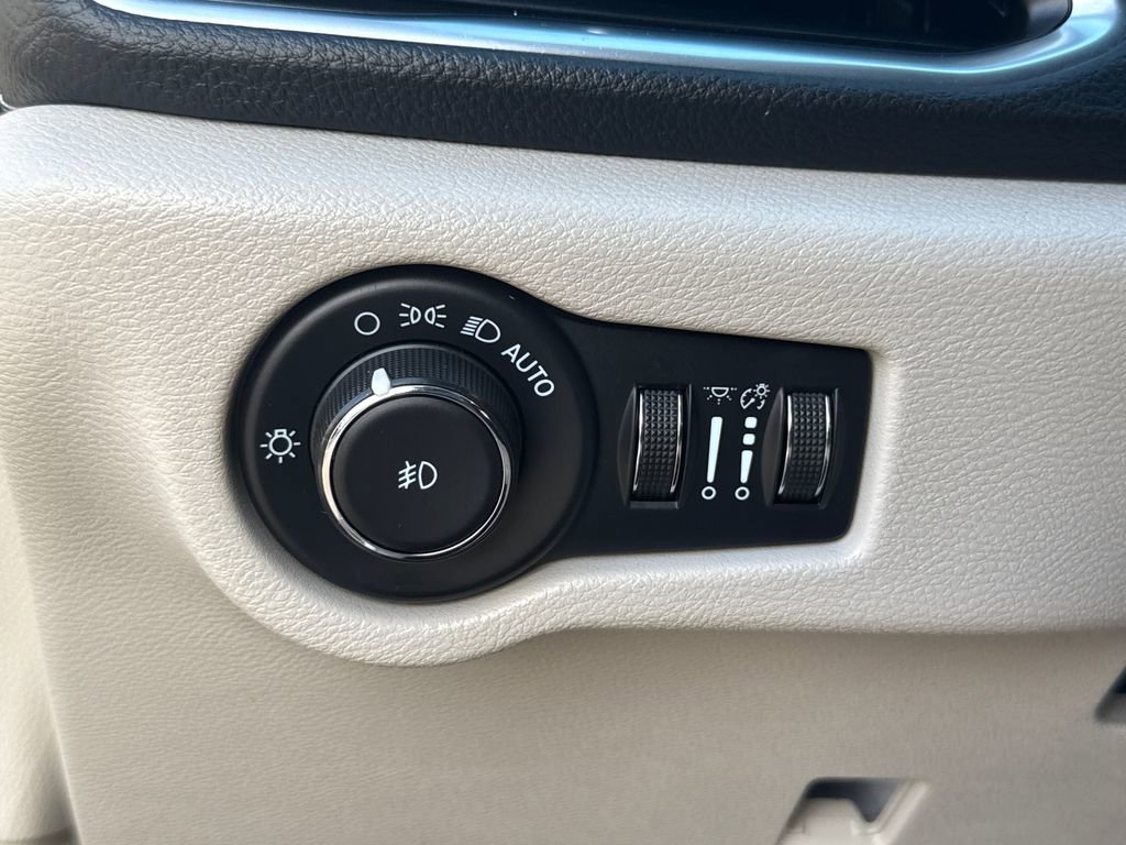 Certified 2023 Chrysler Pacifica Limited FWD image 27