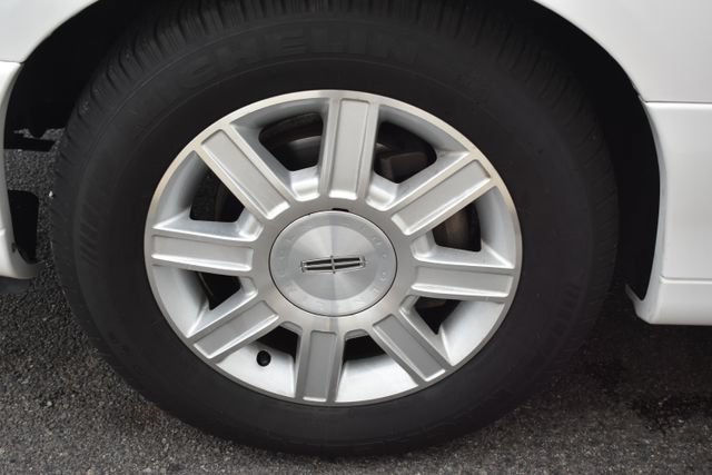 Used 2008 Lincoln Town Car Executive RWD image 50