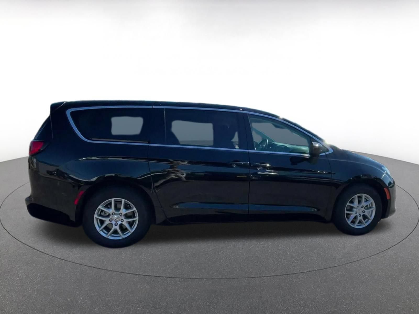 Used 2024 Chrysler Voyager LX FWD image 13
