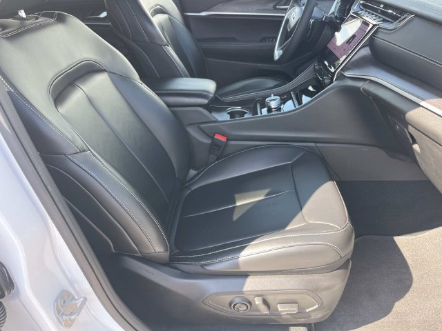 Used 2025 Jeep Grand Cherokee L Limited AWD/4WD image 25