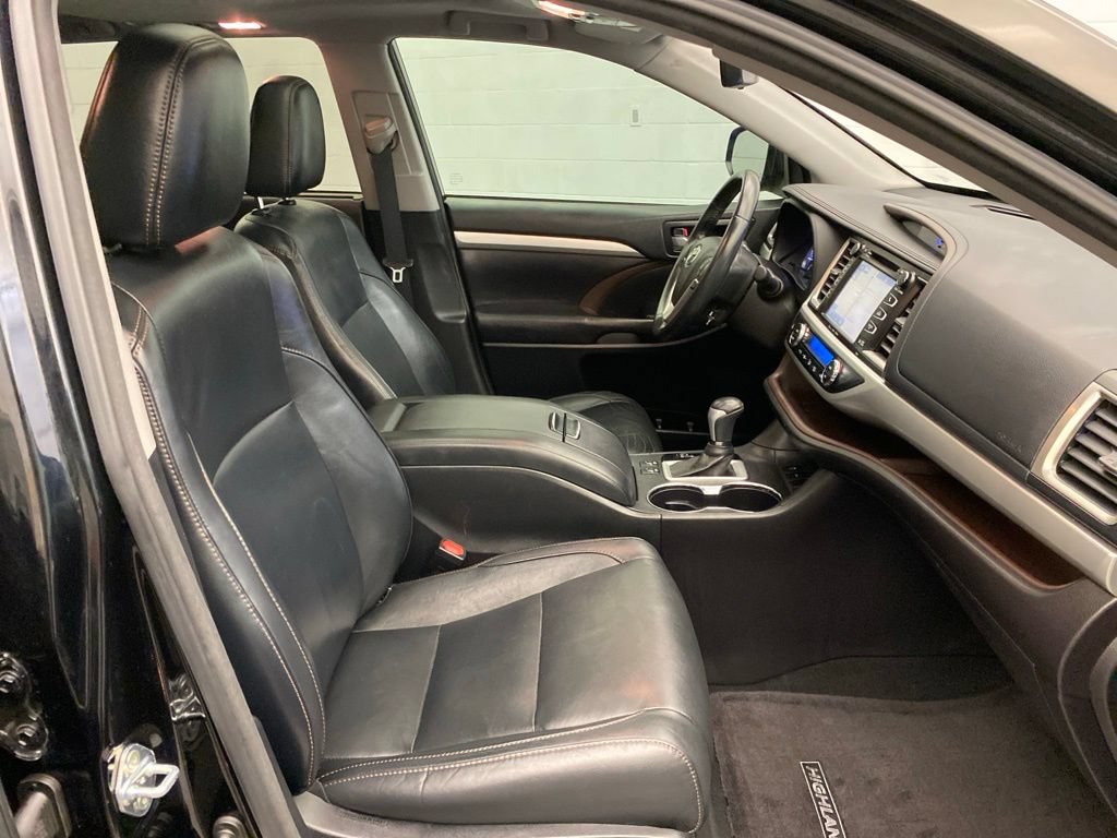 Used 2017 Toyota Highlander XLE w/ Carpet Mat Package FWD image 24