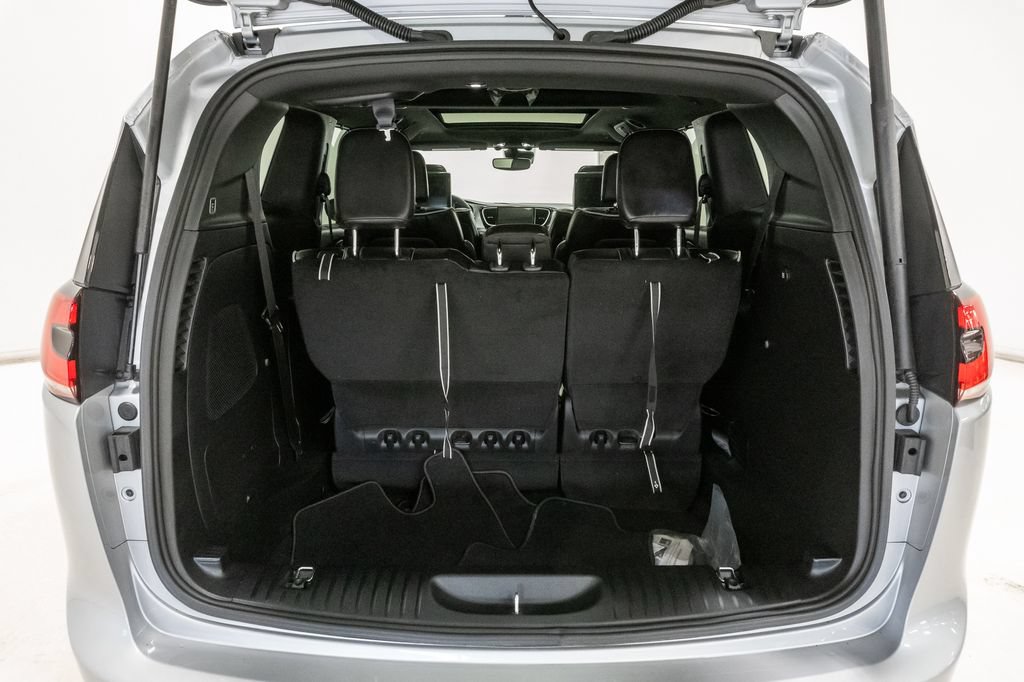 New 2026 Chrysler Pacifica Limited w/ Uconnect Theater Family Group FWD image 28