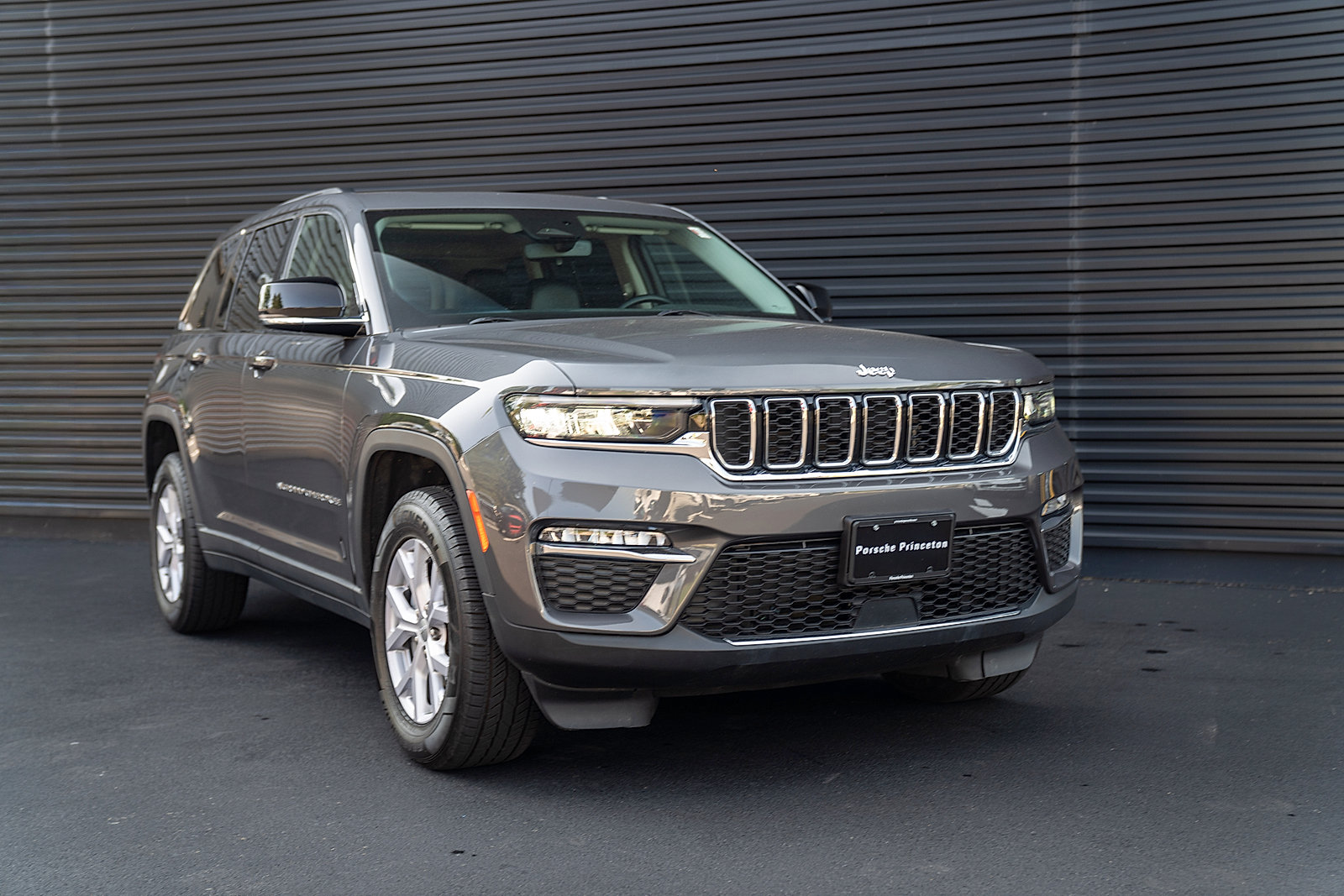 Used 2022 Jeep Grand Cherokee Limited AWD/4WD image 25