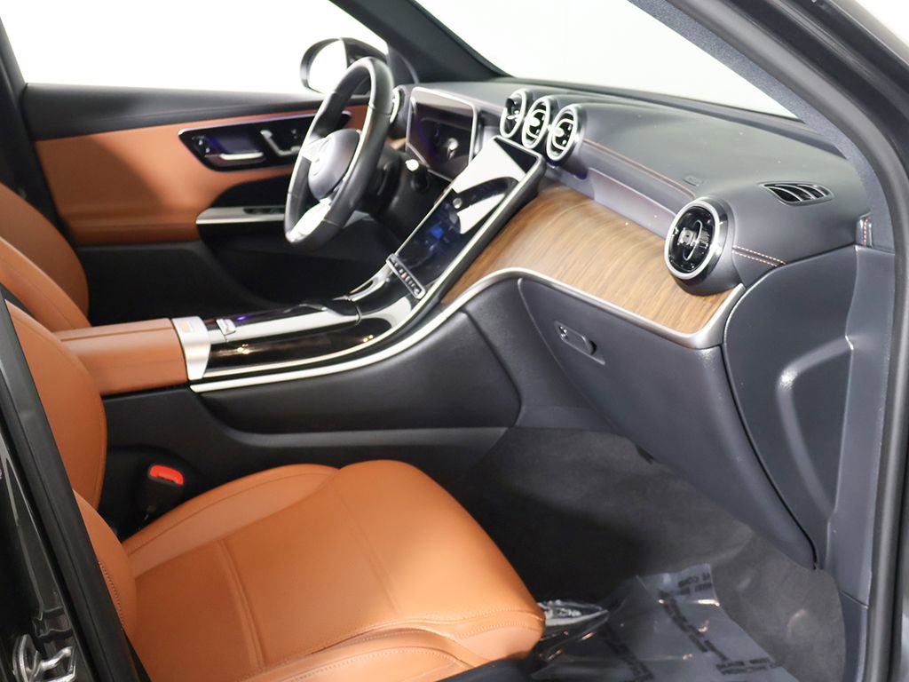 Used 2025 Mercedes-Benz GLC 300 4MATIC image 25