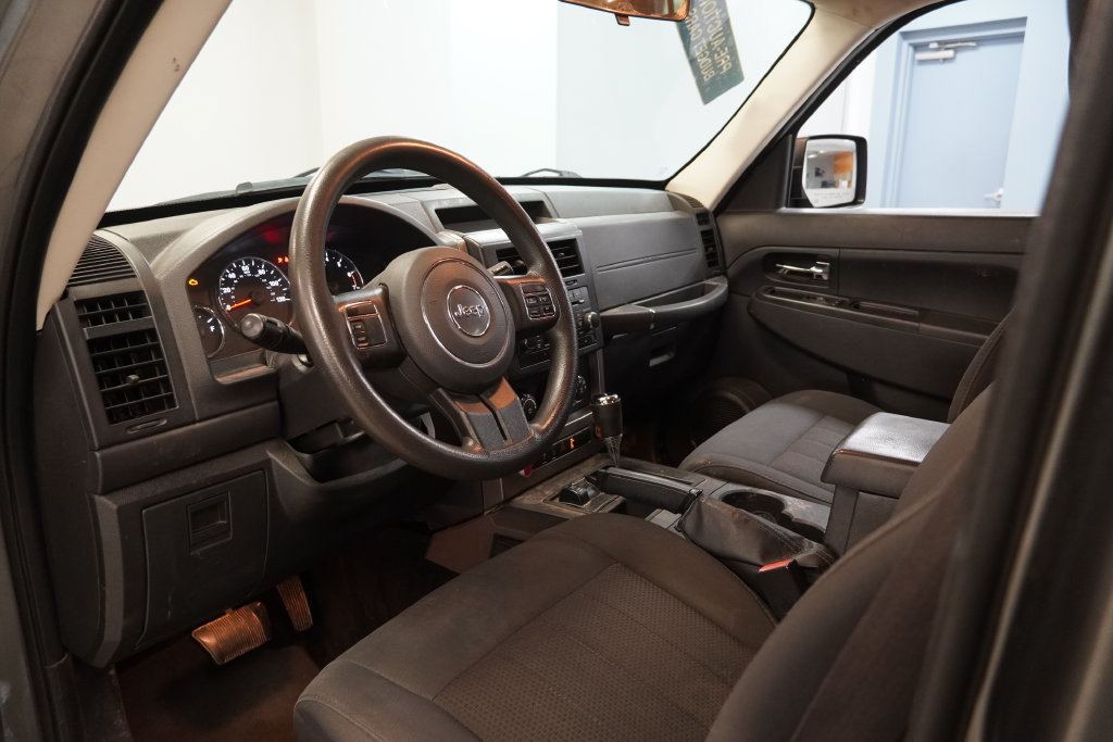 Used 2012 Jeep Liberty Sport AWD/4WD image 6