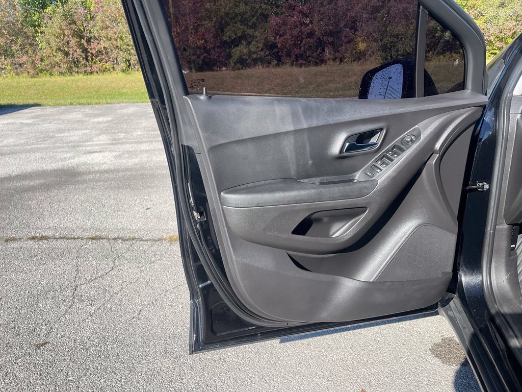 Used 2020 Chevrolet Trax LS FWD image 13