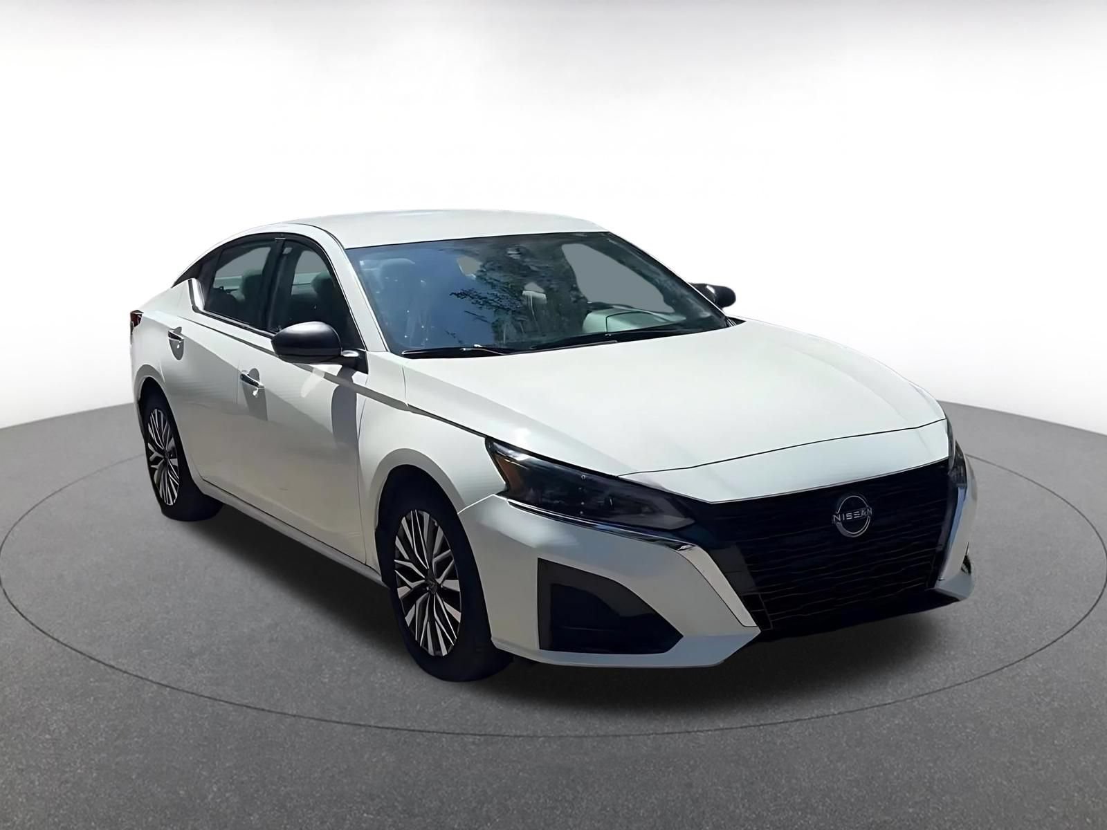 Used 2025 Nissan Altima 2.5 SV FWD image 3
