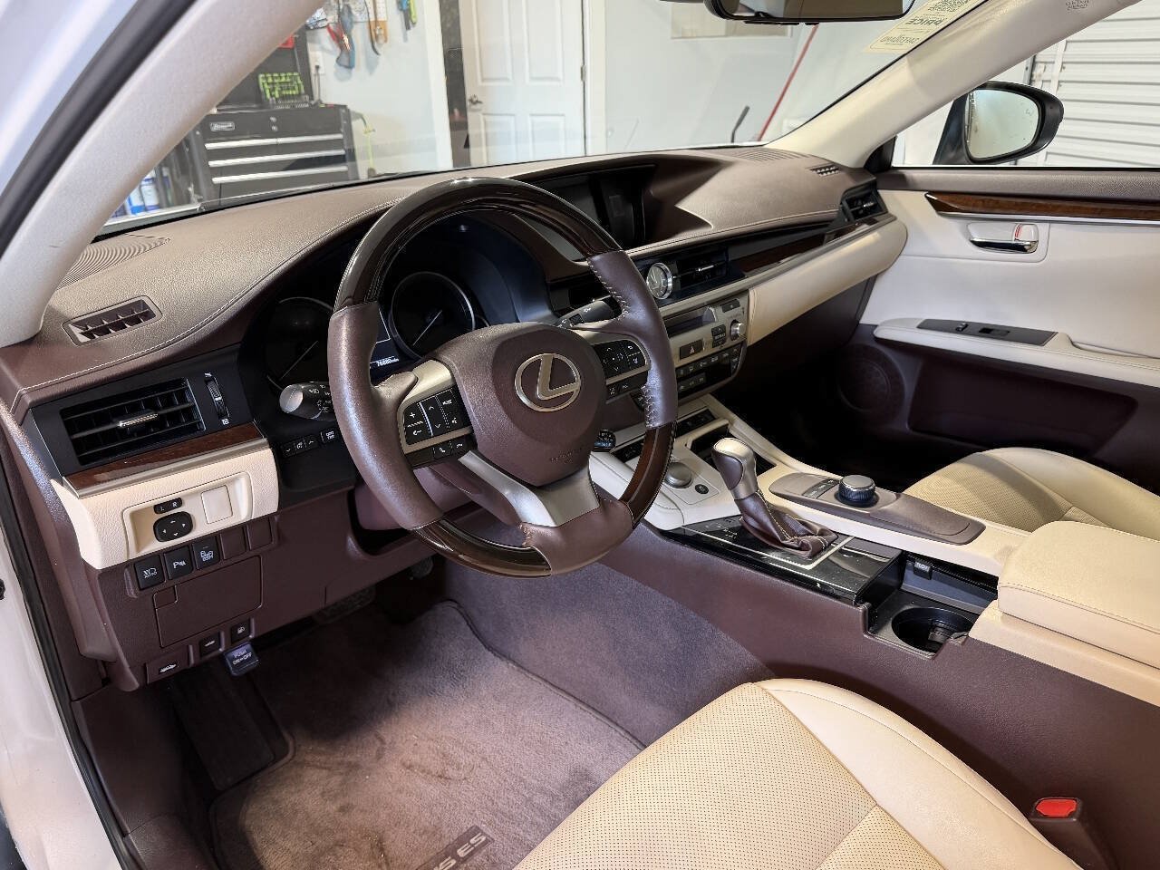 Used 2017 Lexus ES 350 w/ Premium Package FWD image 7