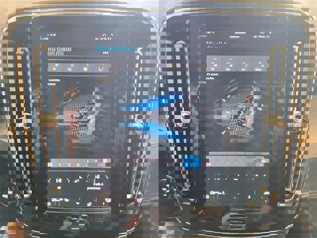 Used 2024 Volvo XC40 B5 Core image 23