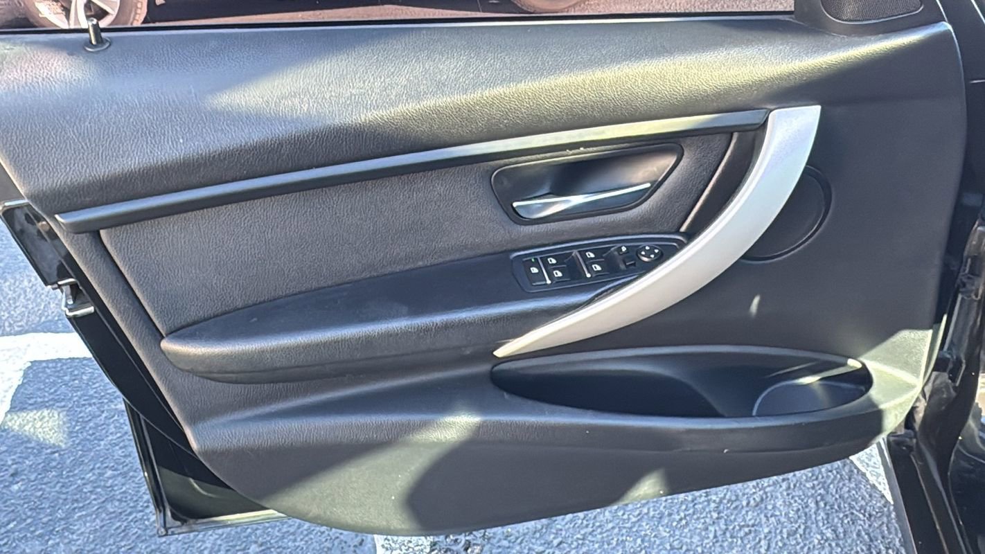 Used 2018 BMW 320i xDrive Sedan image 9