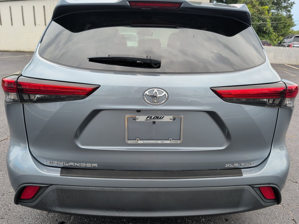 Used 2021 Toyota Highlander XLE AWD/4WD image 18