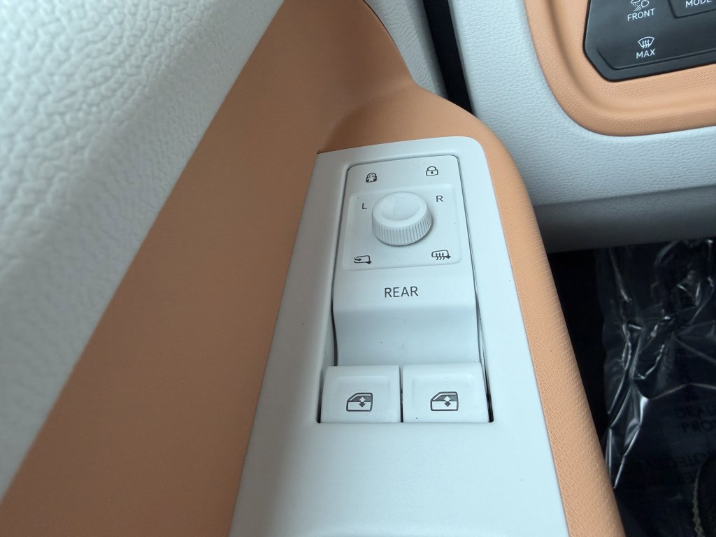 Used 2025 Volkswagen ID. Buzz 1st Edition image 25