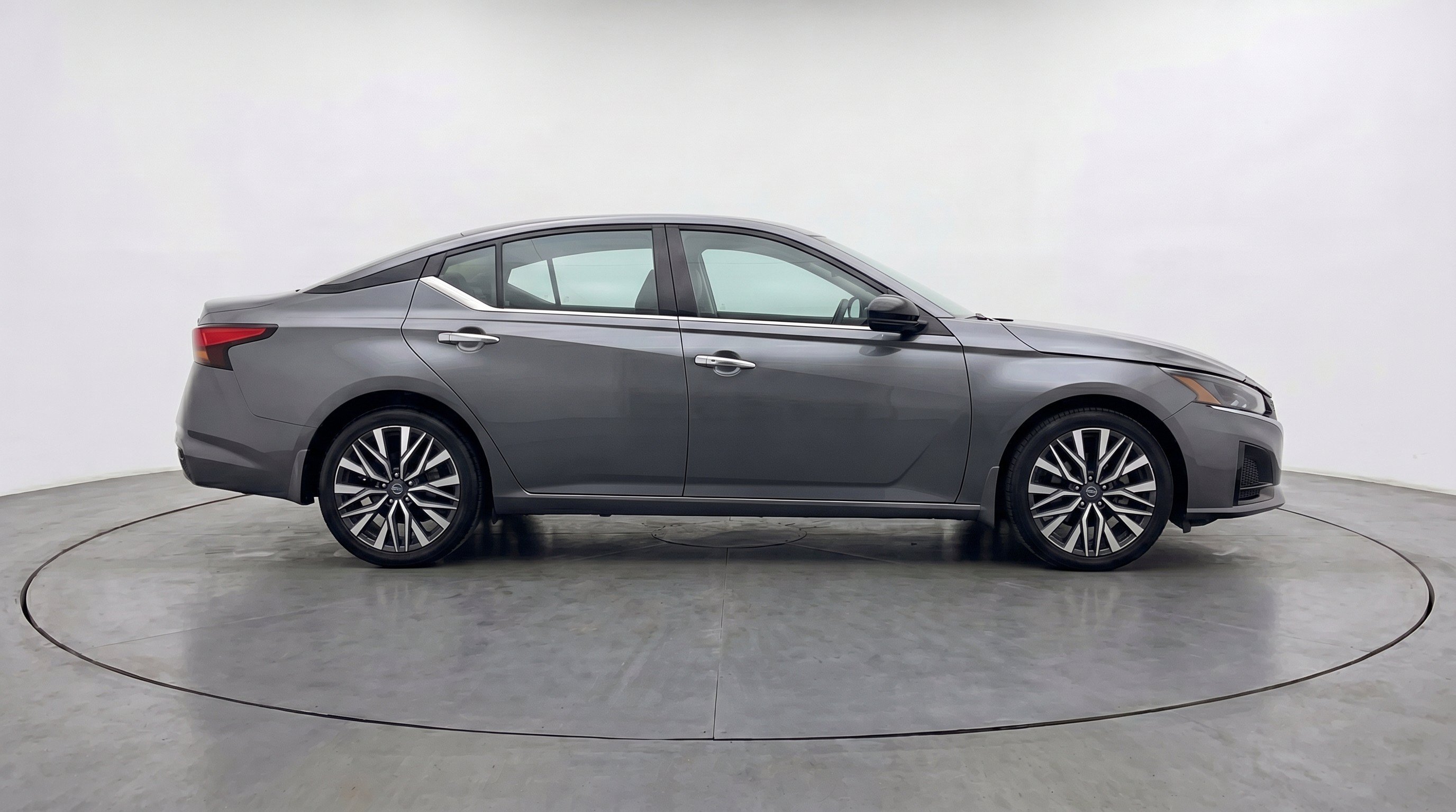 Used 2025 Nissan Altima 2.5 SV FWD image 11