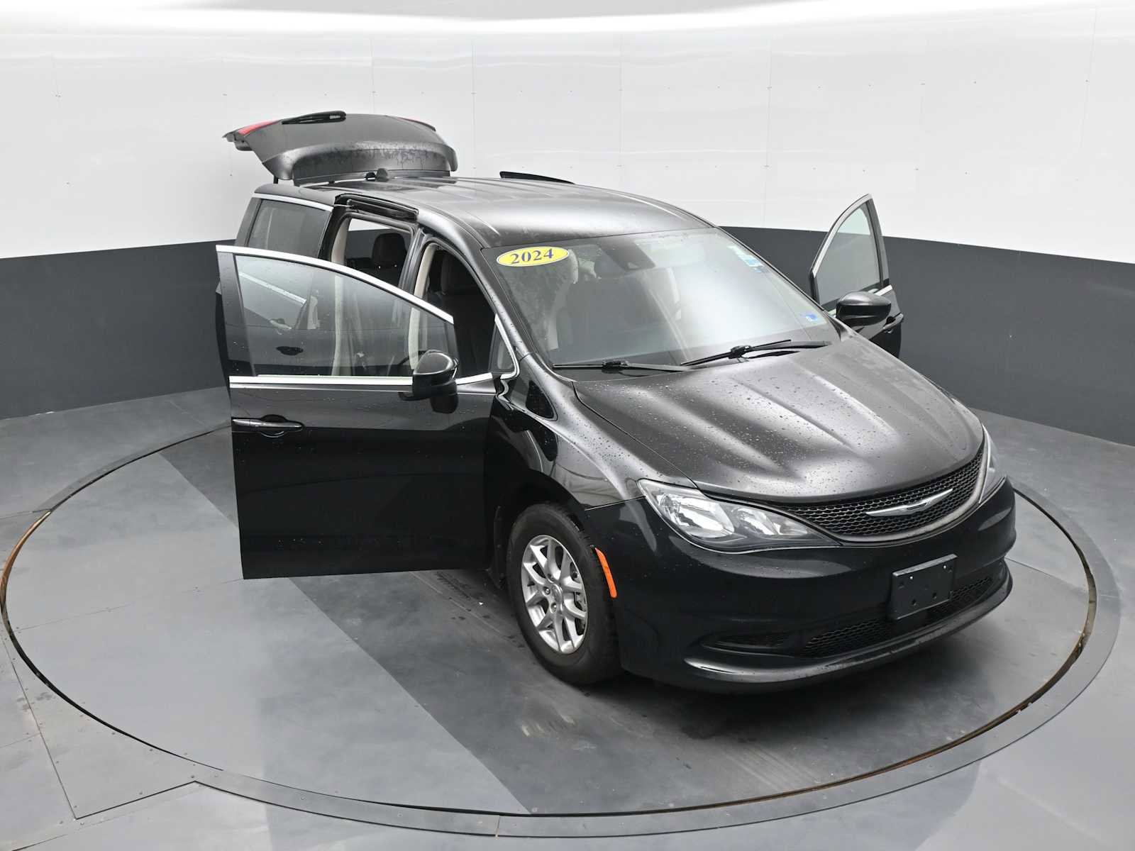 Used 2024 Chrysler Voyager LX FWD image 1