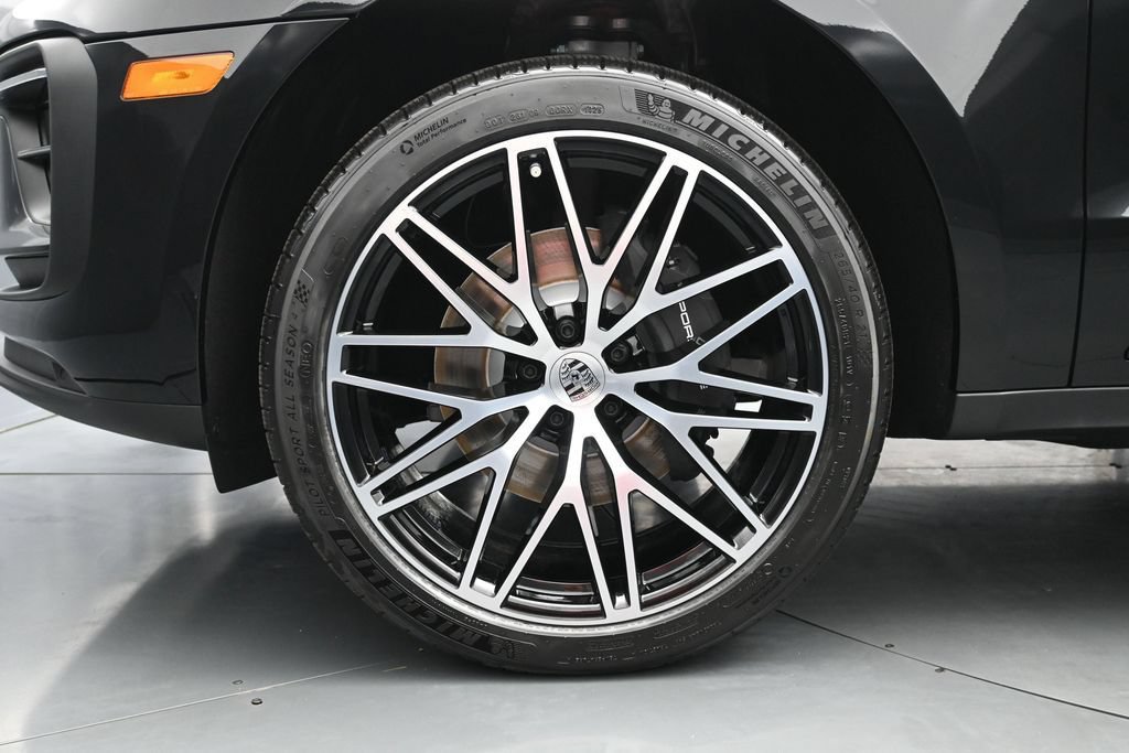New 2026 Porsche Macan AWD/4WD image 9