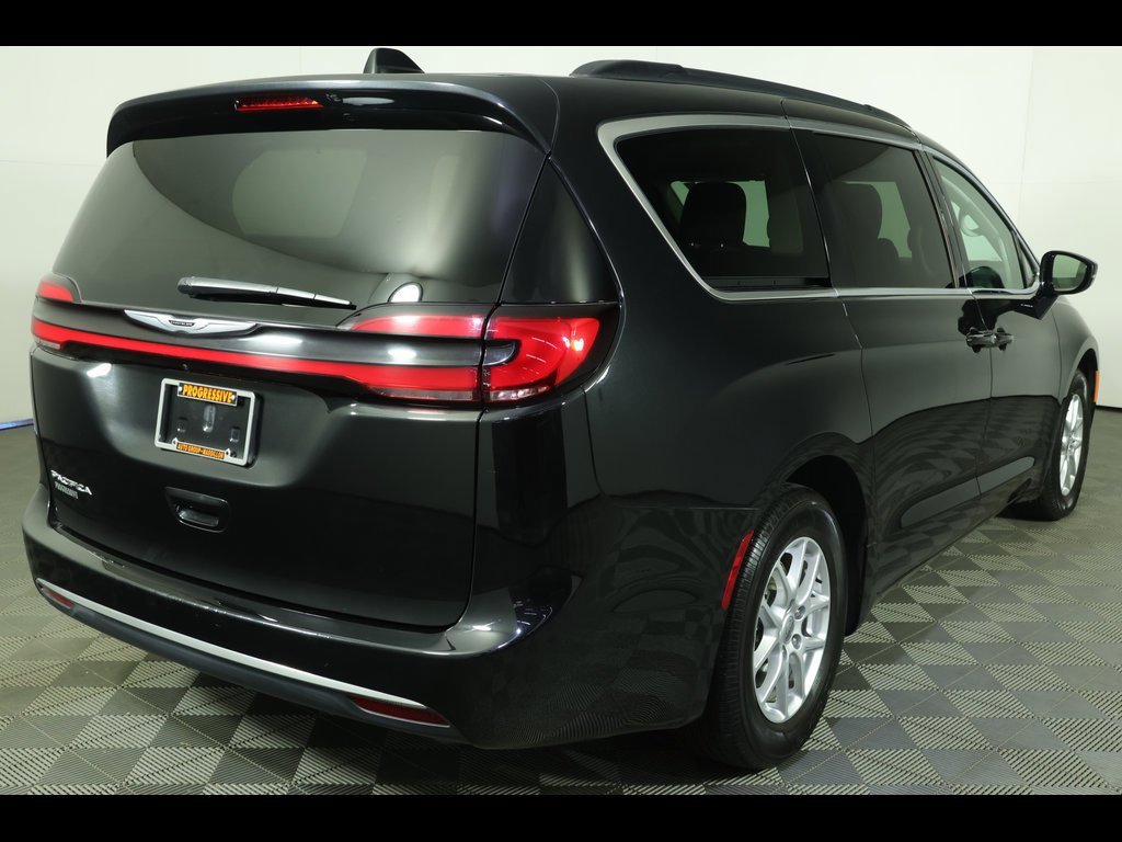 Used 2022 Chrysler Pacifica Touring-L image 2