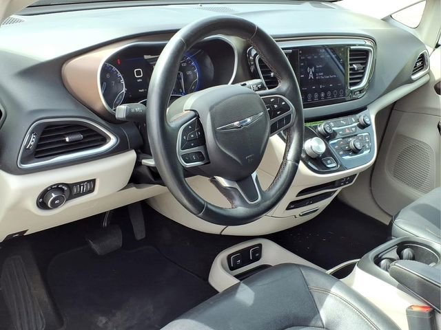 Used 2018 Chrysler Pacifica Touring-L Plus FWD image 19