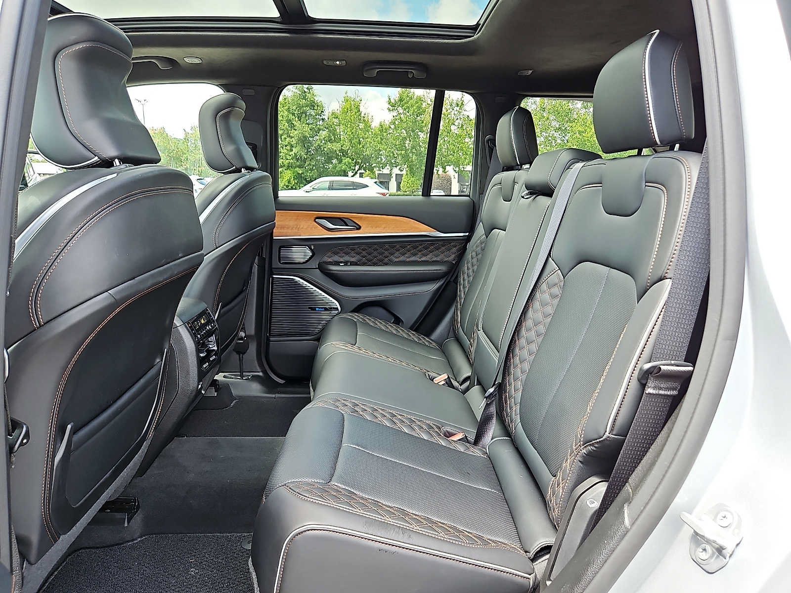 Used 2022 Jeep Grand Cherokee Summit AWD/4WD image 10