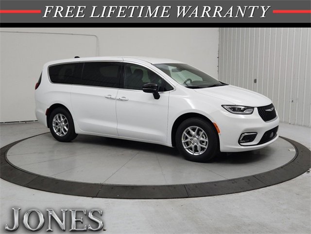 New 2026 Chrysler Pacifica Select image 1